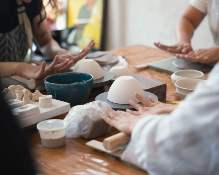 Vì Sao Người Trẻ Việt Tìm Đến Yoga, Gốm và Slow Living?
